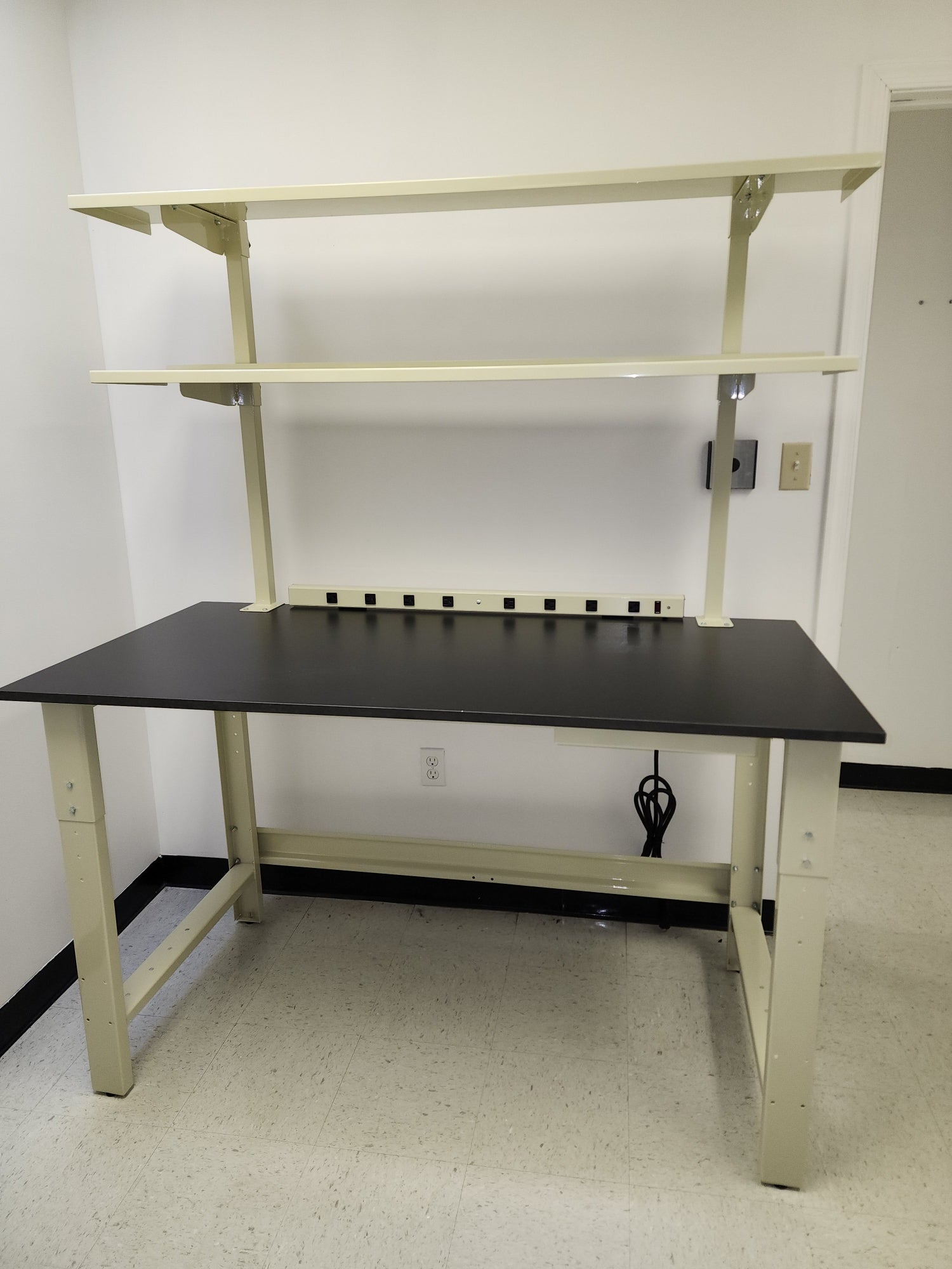 Quick Lab Ii Quick Labs 5 foot light duty Mobile lab bench with 1