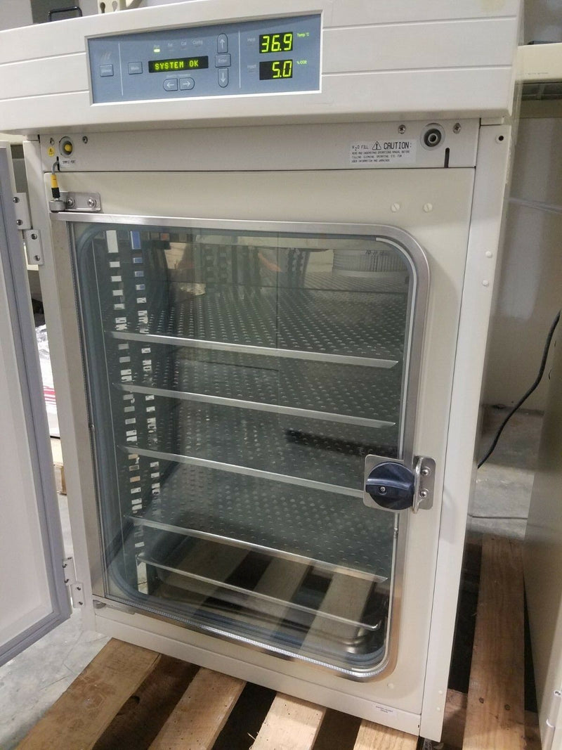 Thermo 3110 CO2 incubator